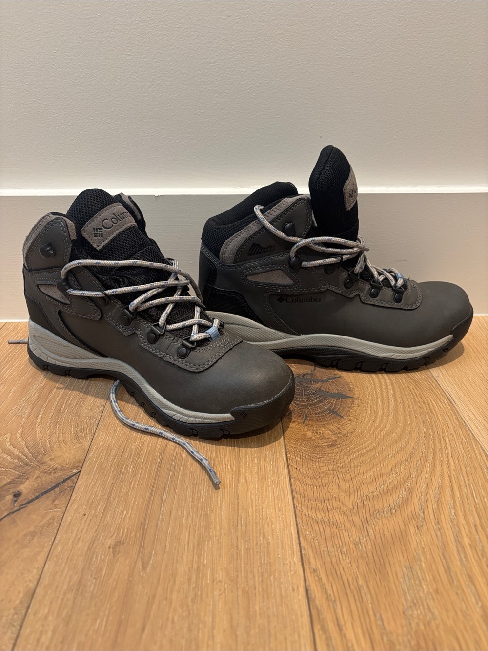 Columbia Newton Ridge Hiking Boots / 8.5